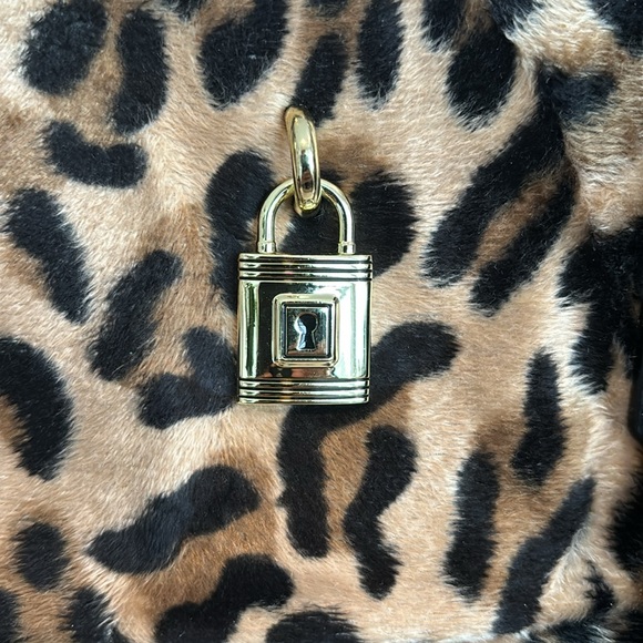 Cheetah print and faux leather handbag with shoulder bag option. - Picture 4 of 11